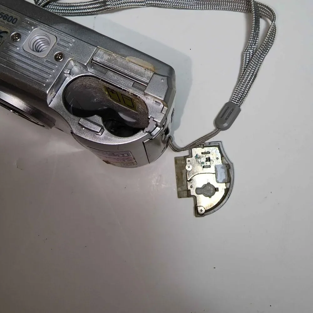 Nikon COOLPIX 5600 5.1MP Digital Camera - Silver (read)